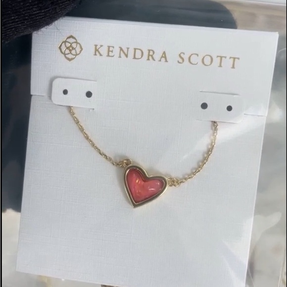 KENDRA SCOTT FRAMED ARI HEART GOLD SHORT PENDANT NECKLACE IN AZALEA ILLUSION NEW - Picture 5 of 7